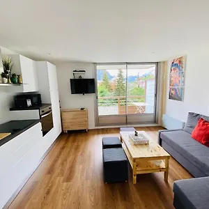 https://studio-entierement-renove.hotels-rhonealpes.com